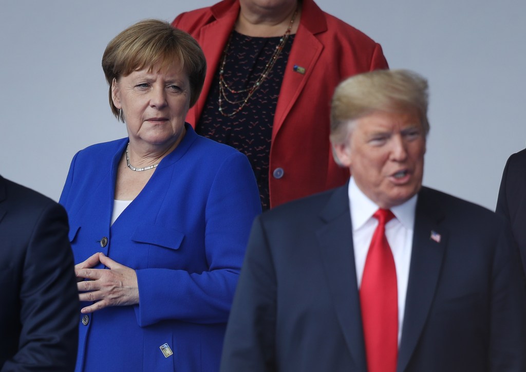Ángela Merkel y Donald Trump en la ceremonia de apertura de la cumbre de la OTAN en Bruselas, Bélgica. (Crédito: Sean Gallup/Getty Images)