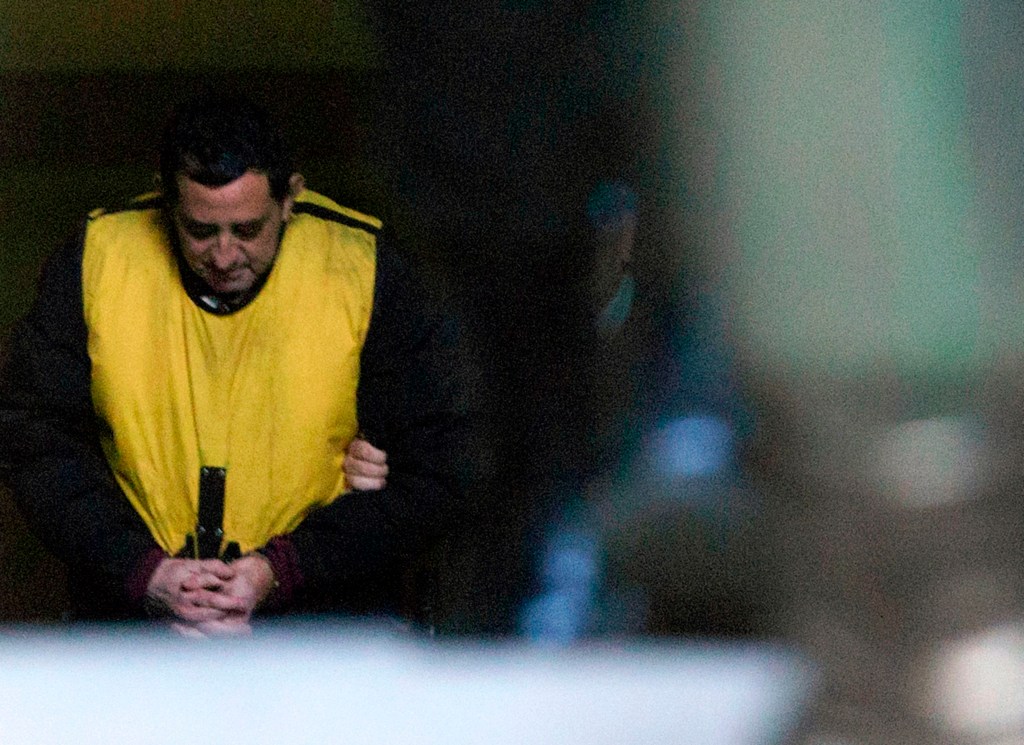 El sacerdote chileno Óscar Muñoz a la salida del juzgado en Rancagua tras ser detenido por presuntos abusos sexuales. (Crédito: CLAUDIO REYES/AFP/Getty Images)