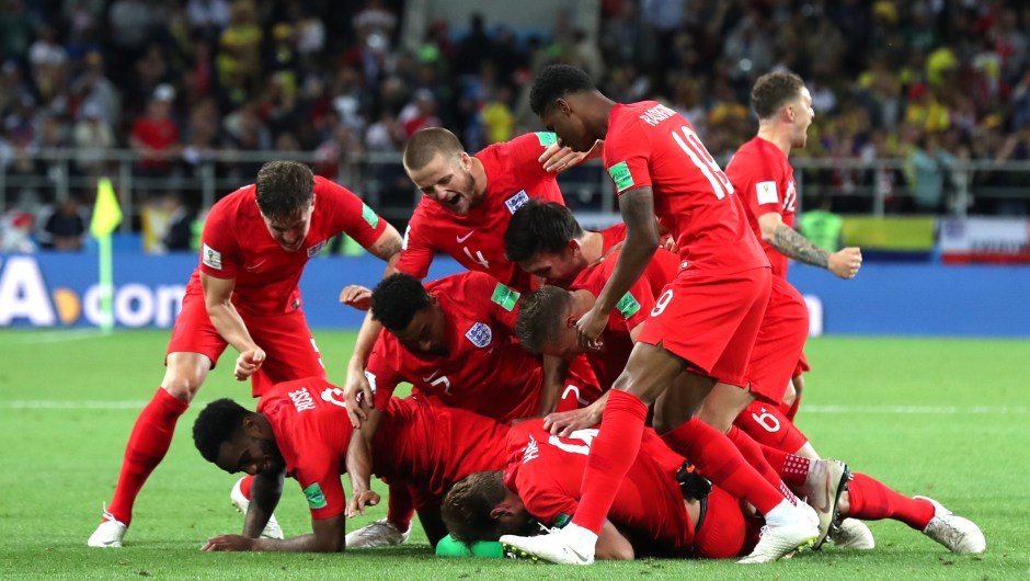 El equipo de Inglaterra se abalanza sobre el césped para celebrar su pase a cuartos de final, donde se enfrentarán a Suecia. (Crédito: Clive Rose/Getty Images)