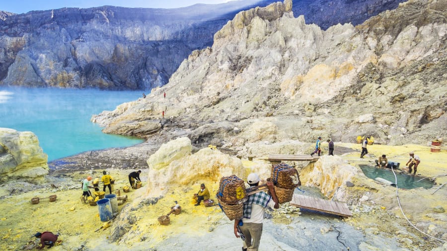 Kawah Ijen, Indonesia: Aquí se puede ver a los mineros de azufre reunir lo que llaman "el oro del diablo".