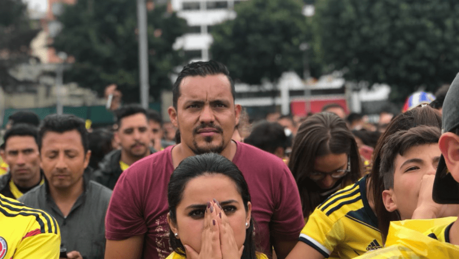 Tensión entre los hinchas de Colombia en Bogotá antes de los penales frente a Inglaterra. (Crédito: Paula Bravo/CNN en Español)