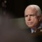 ¿Por qué John McCain tomó la decisión de discontinuar su tratamiento?