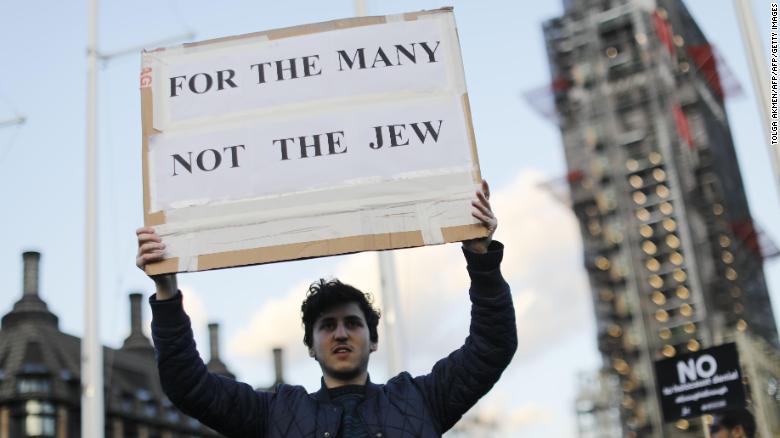 Los miembros de la comunidad judía protestan contra Corbyn y el antisemitismo fuera del Parlamento en marzo.