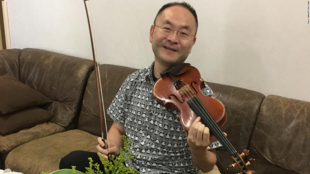 Ken Sasaki, y su violín, están disponible para alquilar por alrededor de 9 dólares