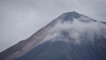 Lahares fluyen desde el volcán de Fuego en Guatemala