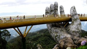 Estas manos gigantes "sostienen" un nuevo puente en Vietnam