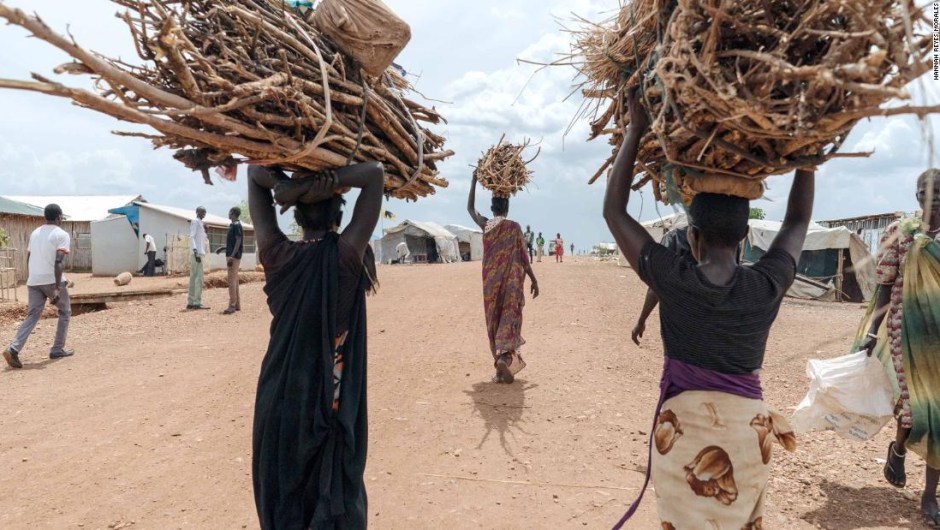 Mujeres de Sudán del Sur tienen que recoger leña del bosque para poder cocinar, pero se enfrentan a la posibilidad de que las violen. (Crédito: Hannah Reyes Morales).