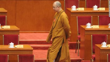 El maestro budista Xuecheng llega a la sesión de apertura de la Conferencia Consultiva Política del Pueblo Chino en Beijing el 3 de marzo.