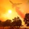 Un avión trata de apagar las llamas de un incendio en California en agosto de 2018. (Crédito: Kent Porter / The Press Democrat) 2018
