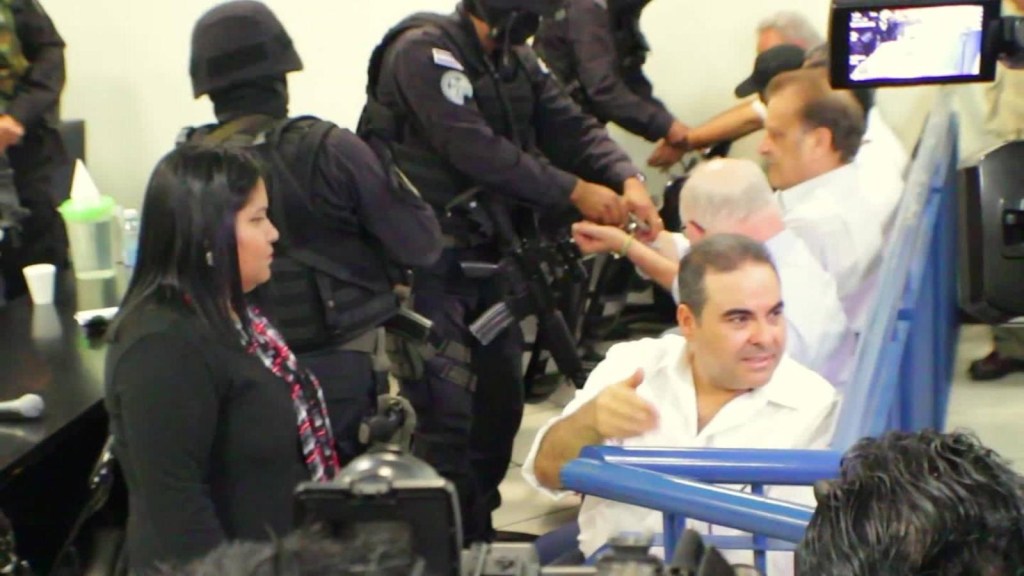 El expresidente de El Salvador en el banquillo de los acusados