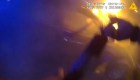 Policía vence incendio tras choque y logra un rescate increíble