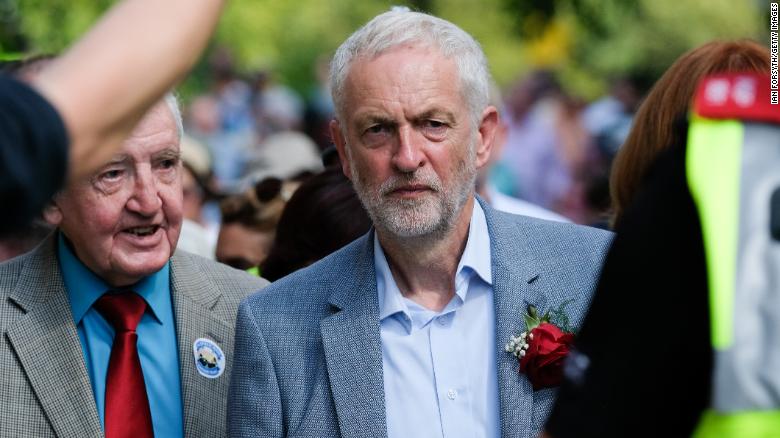 Corbyn camina entre las multitudes después de pronunciar un discurso en Durham, Inglaterra, en julio.