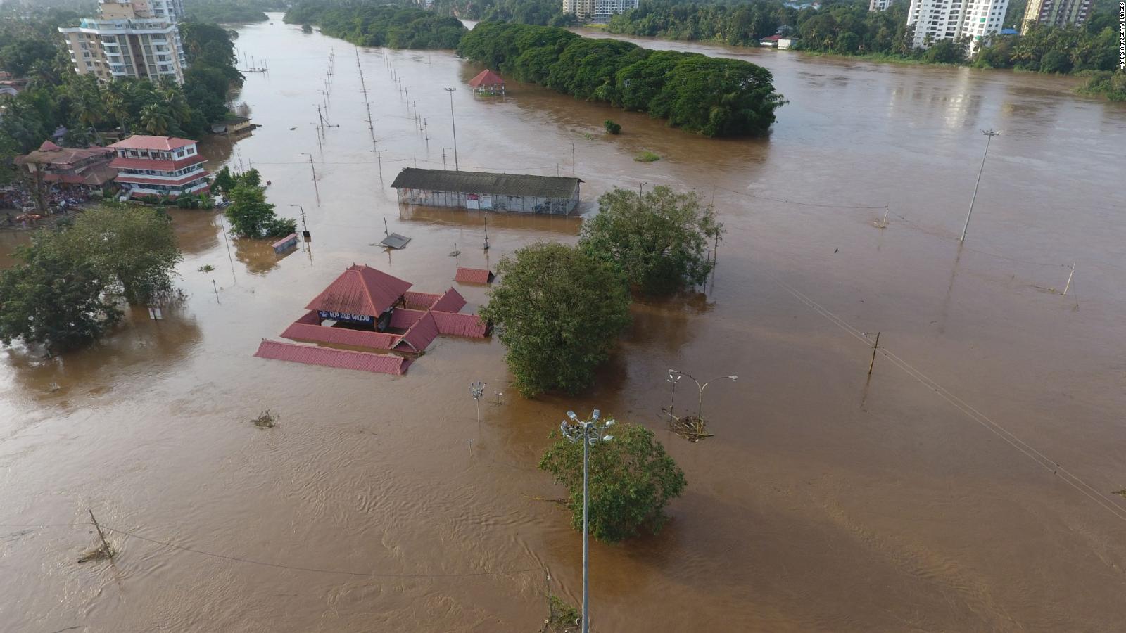 Miles de afectados por la inundaciones en India esperan con