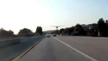 Avión aterriza de emergencia en una autopista en California