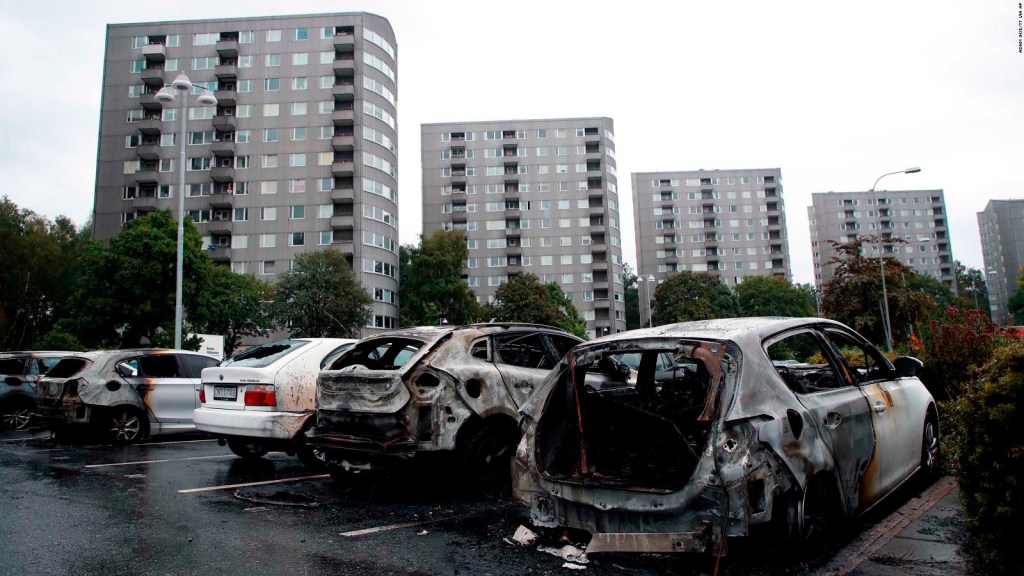 Más de un centenar de autos incendiados y vandalizados en Suecia