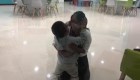 Niño guatemalteco se reúne con su madre después de 81 días