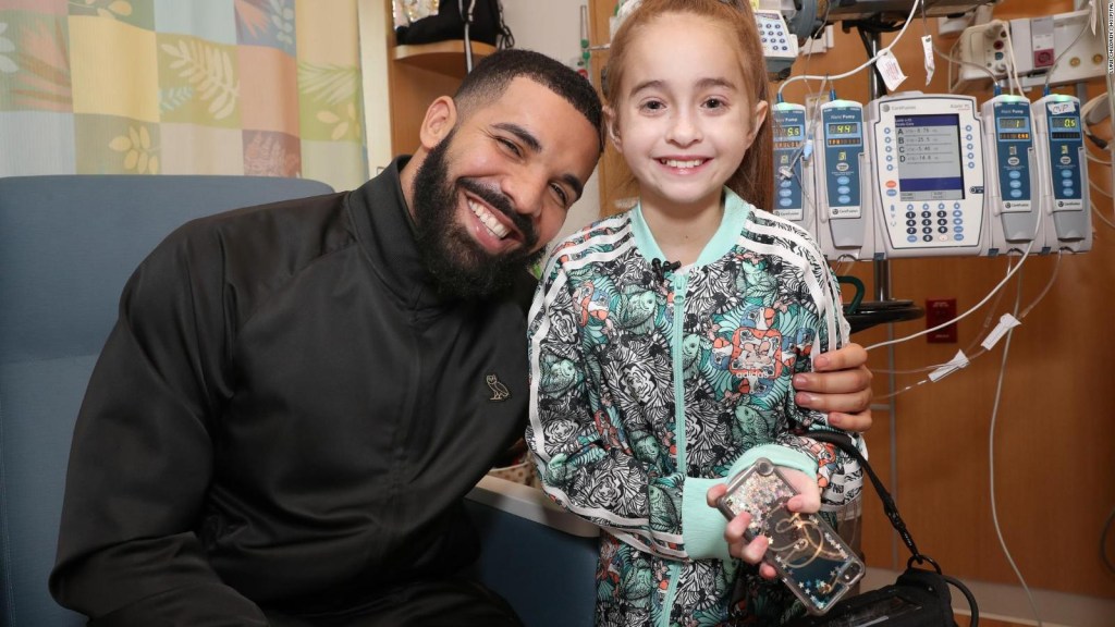 Mira cómo Drake sorprende a una pequeña fan en el hospital