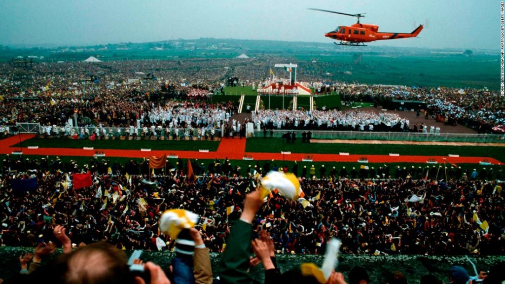 El papa Juan Pablo II llegó en helicóptero a una "Misa de jóvenes" en Galway durante su visita de 1979. (Crédito: Giorgio LottiMondadori Portfolio by Getty Images)