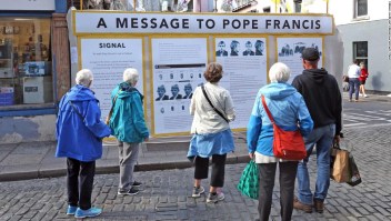 Una instalación en Dublín titulada 'Un mensaje para el papa Francisco' de cara a la visita del pontífice a Irlanda. (Crédito: Niall Carson/PA Images via Getty Images)