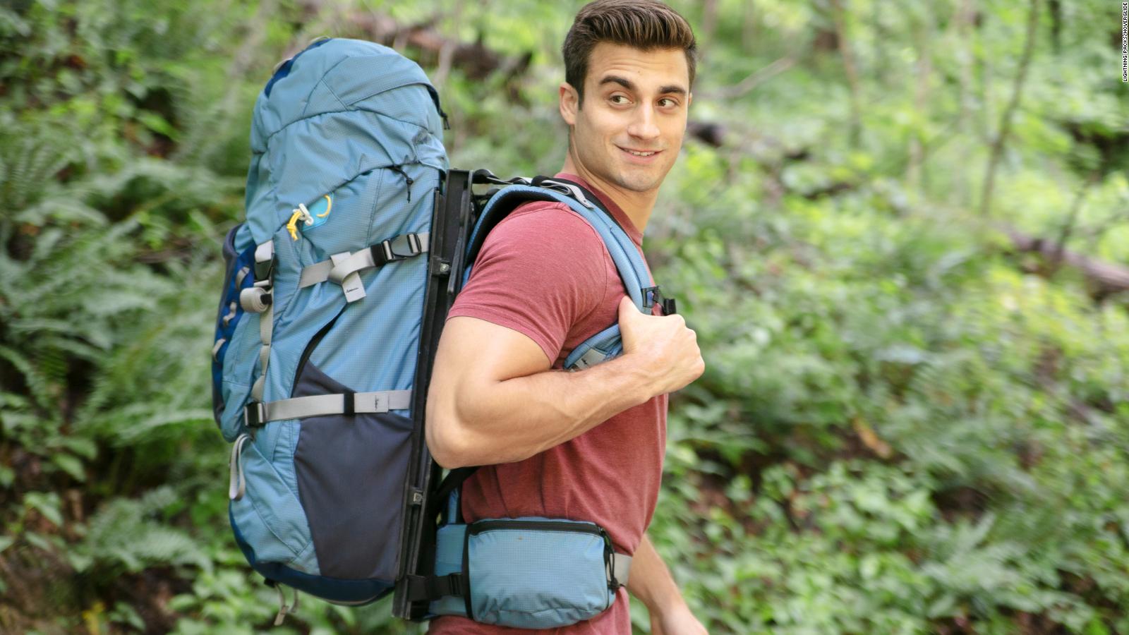 vertical Traición Preocupado Esta mochila "flotante" podría aliviar el peso durante los viajes | Video |  CNN