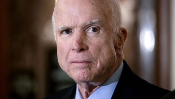 John McCain suspende tratamiento contra el cáncer