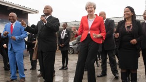Sigue los pasos de baile de Theresa May