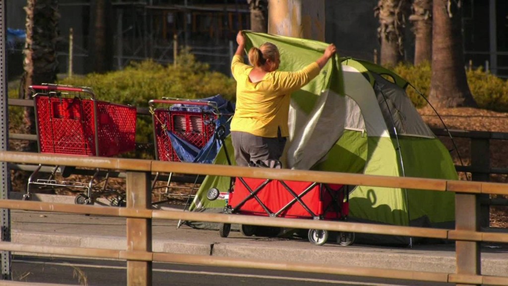 Miles de personas están quedándose sin hogar en Los Ángeles