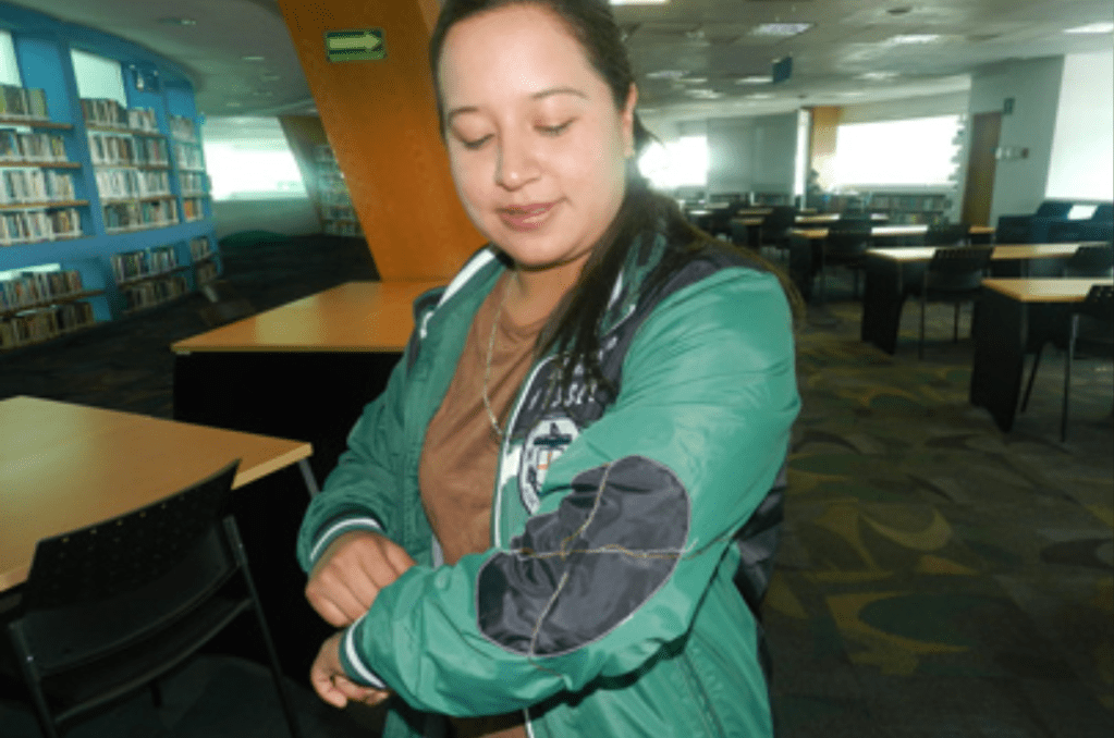 Anahí Parra Quiroz con la chaqueta que emite descargas eléctricas. (Crédito: Agencia Informativa Conacyt).