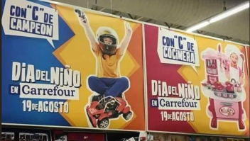 La imagen difundida por redes sociales en la que se ve que Carrefour dice que los niños son campeones y las niñas coquetas. (Crédito: Twitter).