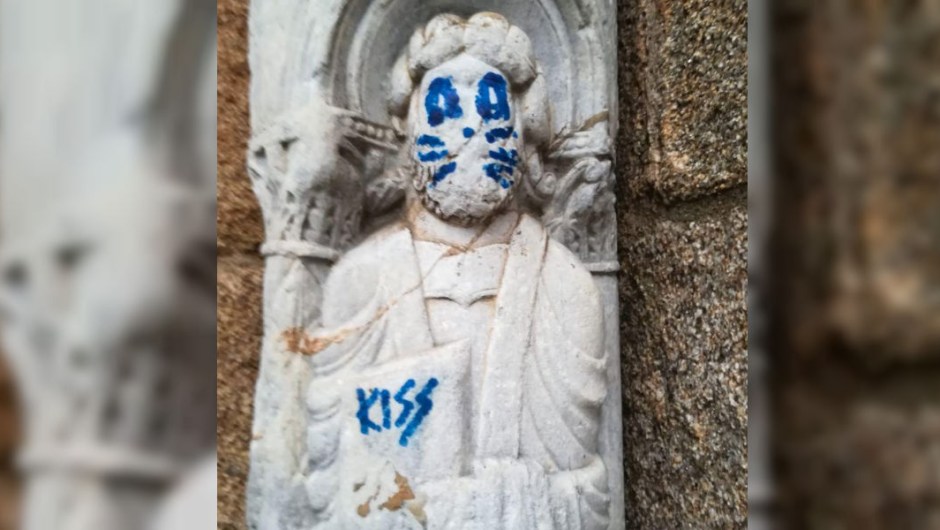 Una figura del siglo XII fue vandalizada en la noche del lunes en Santiago de Compostela, al norte de España. (Crédito: Concello de Santiago/Twitter).
