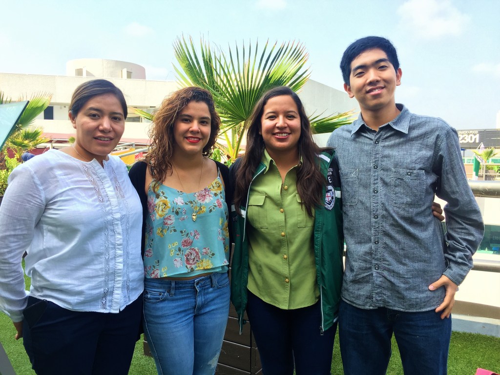 Giwan Park, Guadalupe Martínez Gloria, Anaid Dafne Parra Quiroz y Esthela Gómez Vázquez, los estudiantes que desarrollaron la chaqueta contra el acoso. (Crédito: Universidad de Monterrey)