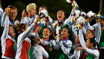 El equipo de fútbol mexicano celebra su medalla de oro en los Juegos Centroamericanos. (Crédito: LUIS ROBAYO/AFP/Getty Images)