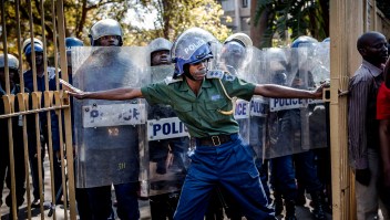 Enfrentamientos entre Policía, Ejército y manifestantes de la oposición antes de conocer los resultados de las elecciones en Zimbabwe este 1 de agosto. (Crédito: LUIS TATO/AFP/Getty Images)