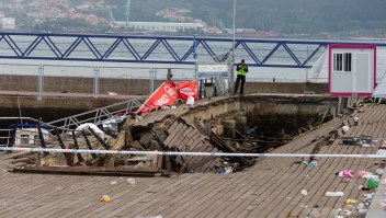 Una pasarela de madera del puerto de Vigo (España) colapsó el domingo por la noche. 316 personas resultaron heridas. (Crédito: CARMELO ALEN/AFP/Getty Images)
