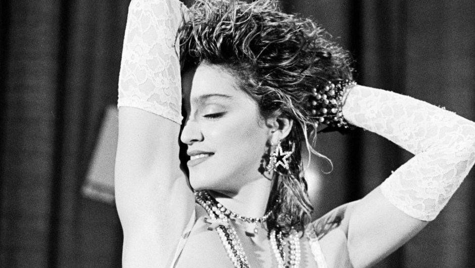 ¿En qué momento Madonna se convirtió en una mega estrella de la música y el estilo de primer orden? Su debut en vivo de "Like a Virgin" en el primer VMA de MTV en 1984, cuando mejoró su estética dance-punk en el centro con encaje blanco y un crucifijo aún más grande. "La nuestra era una familia estricta, pasada de moda", le dijo a People en 1985. "Cuando era pequeña, mi abuela solía suplicarme que no fuera con hombres, que amara a Jesús y que fuera una buena chica. Crecí con dos imágenes de una mujer: la virgen y la puta. Fue un poco aterrador".