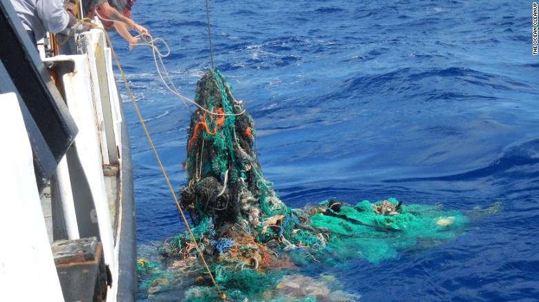 Los investigadores retiran una red de pesca descartada del océano Pacífico.