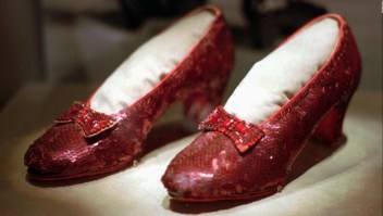 #LaImagenDelDía: recuperan zapatos rojos usados por Judy Garland