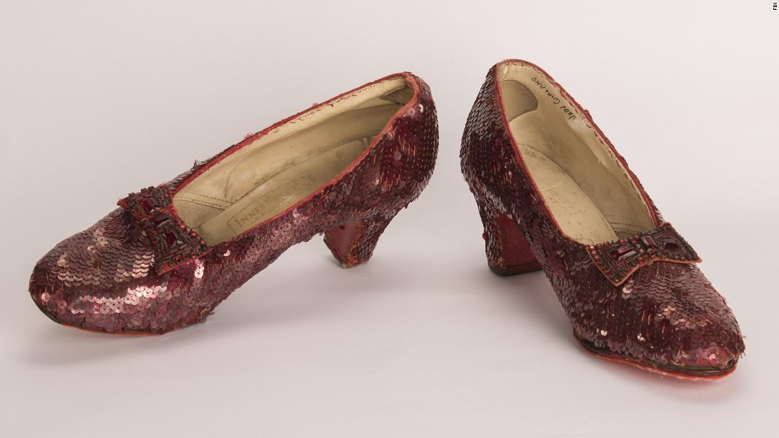 Pantalones Lirio palma Encuentran los zapatos rojos de Dorothy de 'El Mago de Oz' 13 años después  de ser robados | CNN