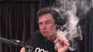 ¿Por qué Elon Musk fumó marihuana en este podcast?