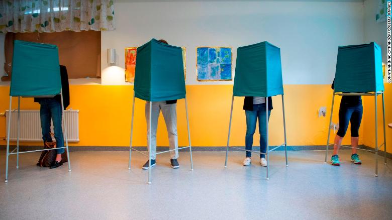 Los votantes marcan sus votos en una mesa electoral en Estocolmo el domingo.