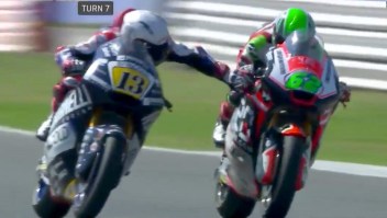 Piloto Romano Fenati frena la moto de un rival a 200 kph