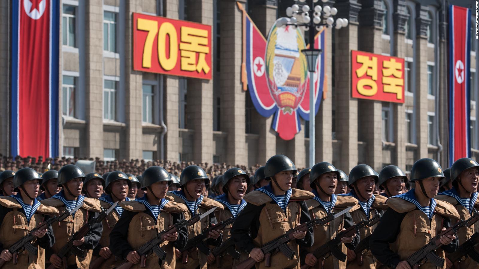 Con un desfile militar colorido y sin misiles balísticos, Corea del