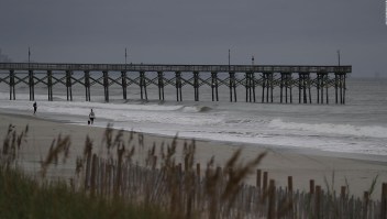 Residentes de Myrtle Beach, aún en la playa mientras llega huracán Florence