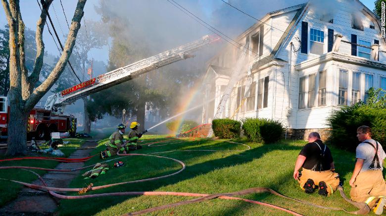 Los bomberos combaten el incendio de una casa el jueves en North Andover, Massachusetts. (Crédito: AP Photo/Mary Schwalm)