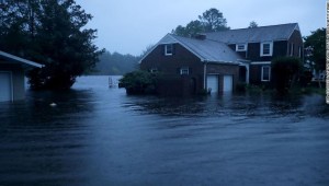 El río Trent desborda sus orillas e inunda un vecindario durante el huracán Florence en River Bend, Carolina del Norte, el jueves.
