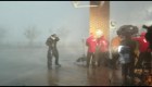 Periodistas se enfrentan a los fuertes vientos de Florence