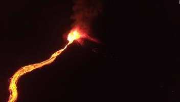 #LaImagenDelDía: Volcán Pitón de la Fournaise expulsa impresionante río de lava