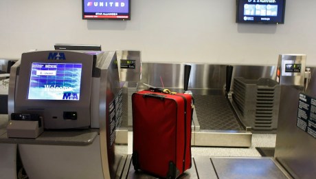 aeropuerto exposición marzo Documentar maletas en United Airlines ahora será más caro | CNN