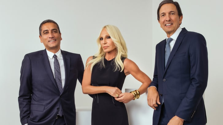 El ejecutivo de Versace Jonathan Akeroyd, la diseñadora Donatella Versace y el consejero delegado de Michael Kors, John Idol. (Crédito: Rahi Rezvani)