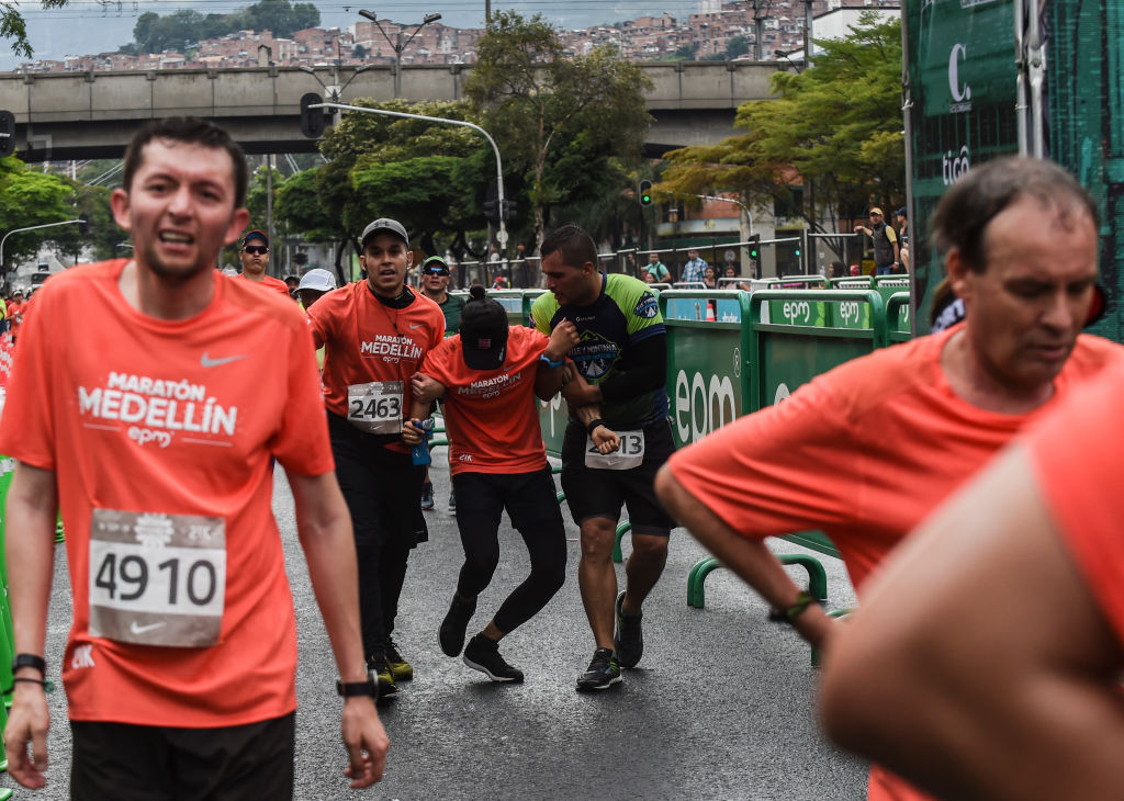 Cosquillas papel tarde Doble tragedia en la Media Maratón de Medellín: muere un corredor tras  cruzar la meta y otro es atropellado por un vehículo | CNN